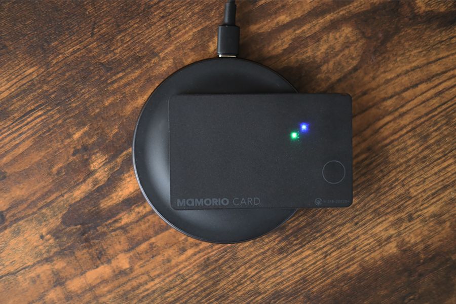 MAMORIO CARDが充電終えると緑と青のLEDランプが点灯する