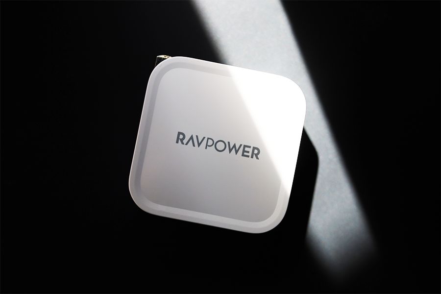 RAVPower RP-PC112の特徴は最大61WでApple純正充電器の約半分のサイズ