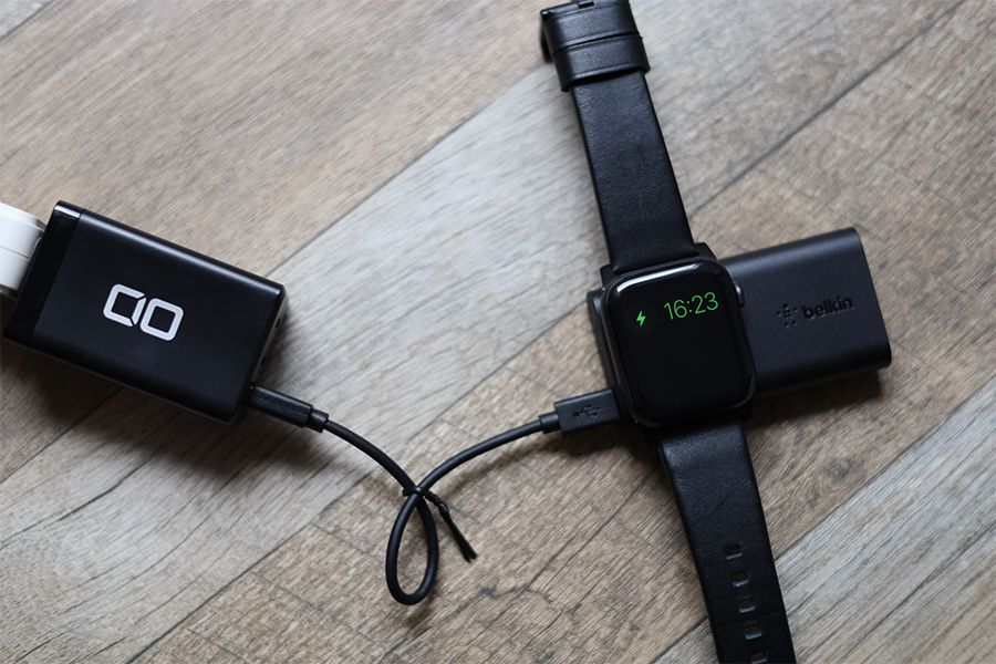 Belkin BOOST CHARGE Apple Watch用モバイルバッテリーは本体充電しながら