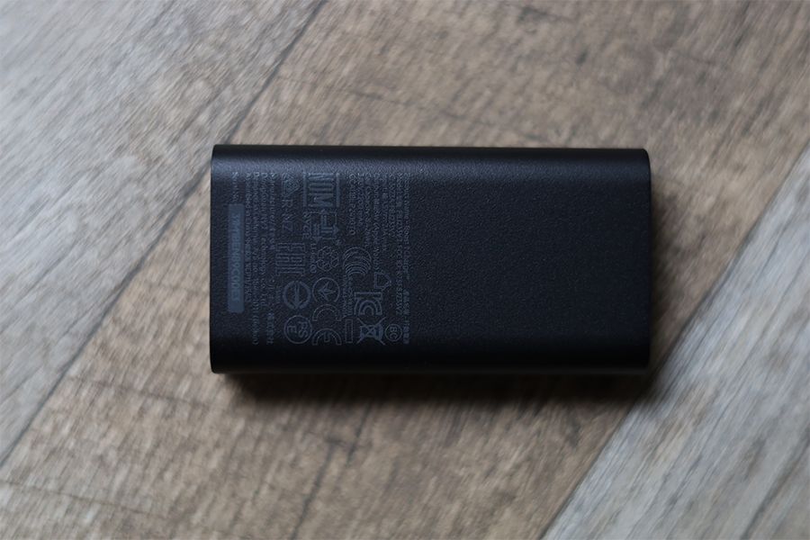Belkin BOOST CHARGE Apple Watch用モバイルバッテリーの裏面は細かな記載