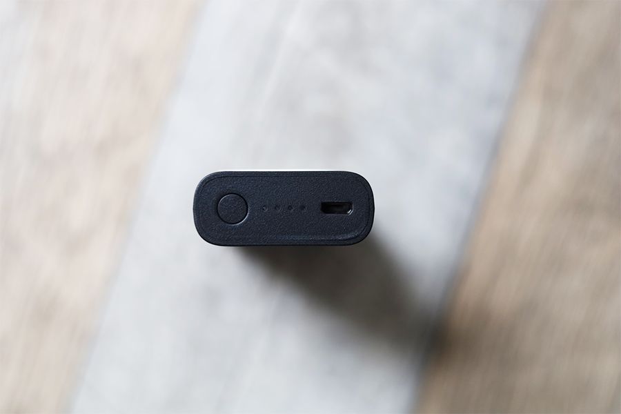 Belkin BOOST CHARGE Apple Watch用モバイルバッテリーの側面にはLEDと電源ボタンとMicroUSBがある