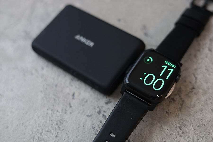 Anker Portable Magnetic Charger for Apple Watchとモバイルバッテリーで充電2