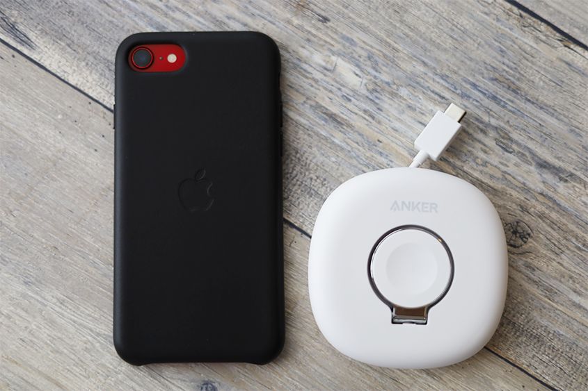 Anker Magnetic Charging DockとiPhoneSE2のサイズ比較