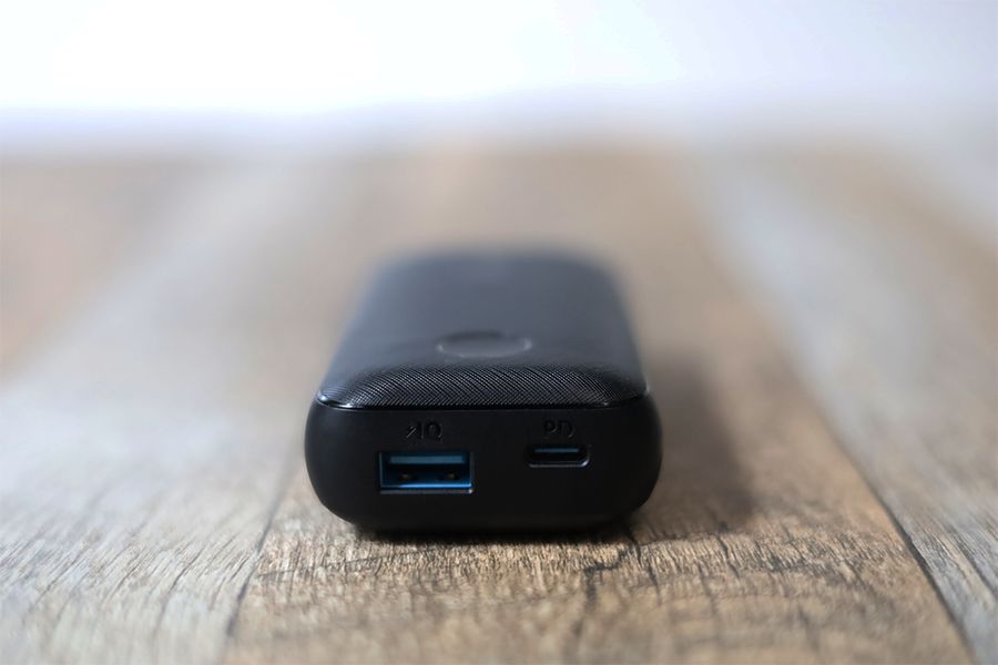 Anker PowerCore 10000 PD Reduxの側面にPDとIQ3.0のポートがある