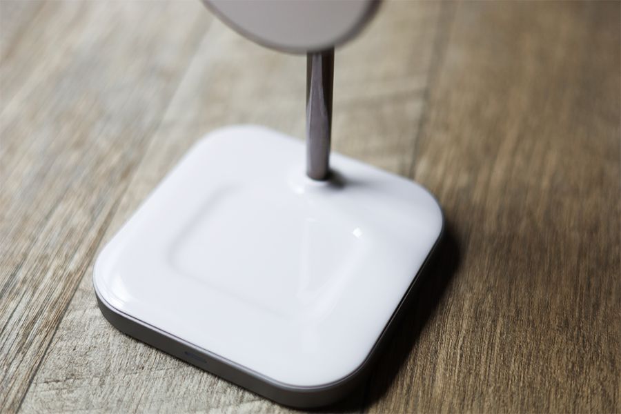 Satechi 2-in-1 MAGNETIC WIRESS CHARGING STANDは土台でAirPodsProを充電できる