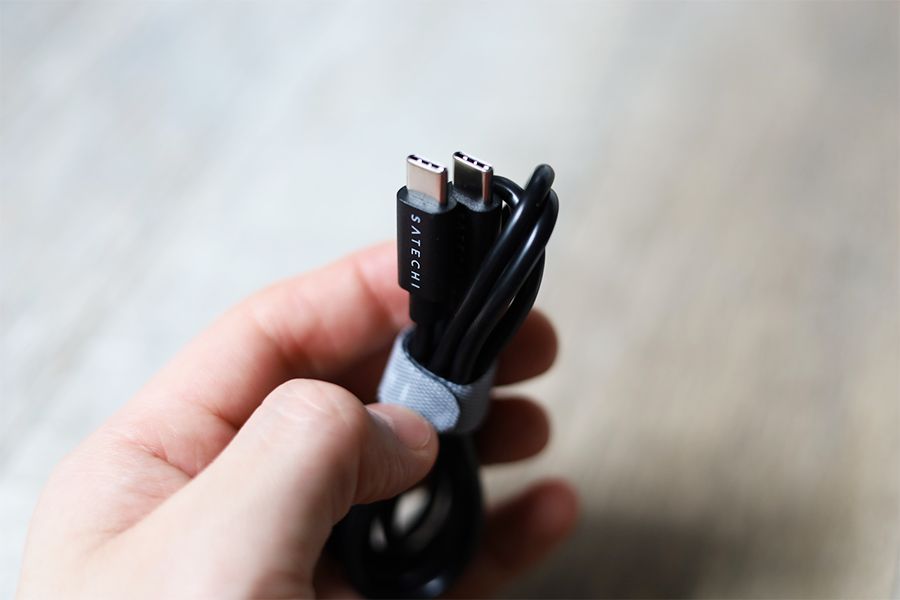 Satechi 2-in-1 MAGNETIC WIRESS CHARGING STANDのケーブルはUSB-C&USB-C