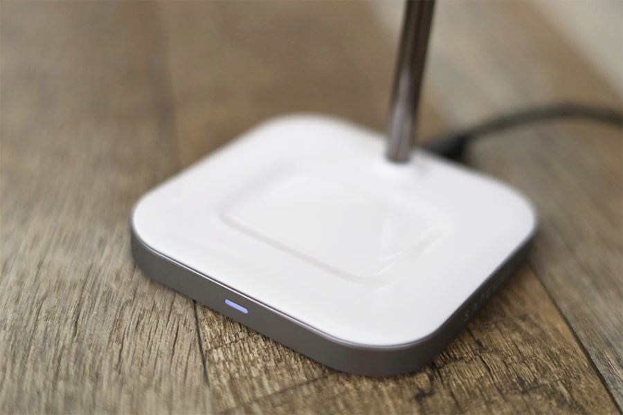 Satechi 2-in-1 MAGNETIC WIRESS CHARGING STANDを電源繋ぐと前面のLEDランプが点灯する