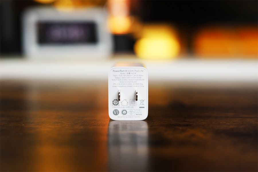 Anker PowerPortⅢ65W Pod Liteのプラグ部分に各表示あり