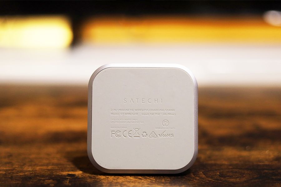 Satechi 2-in-1 MAGNETIC WIRESS CHARGING STANDの裏面が滑り止め