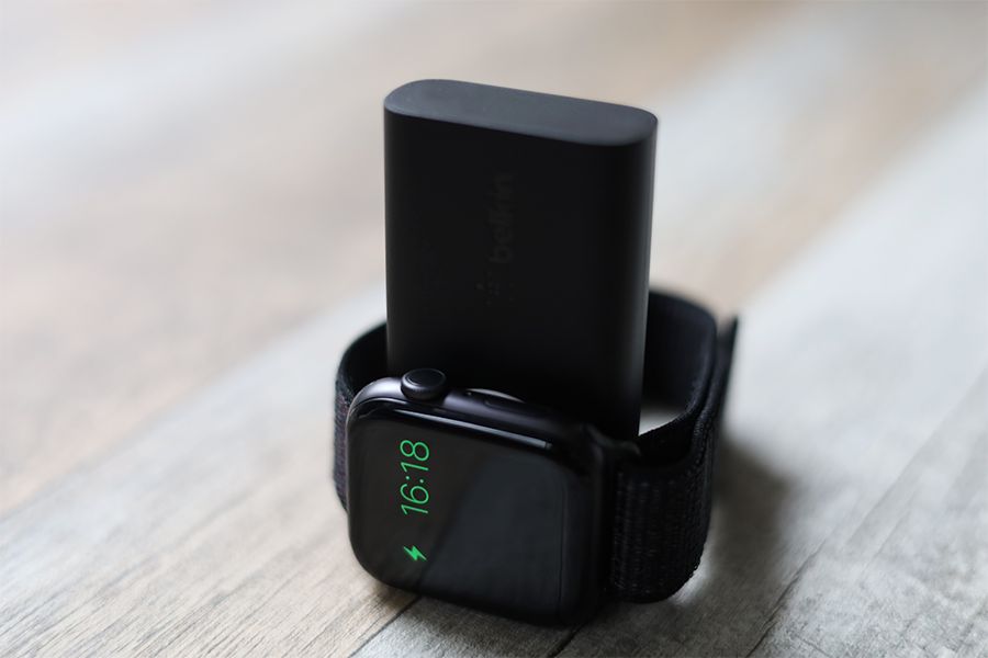 Belkin BOOST CHARGE Apple Watch用モバイルバッテリーの立てて使用できる