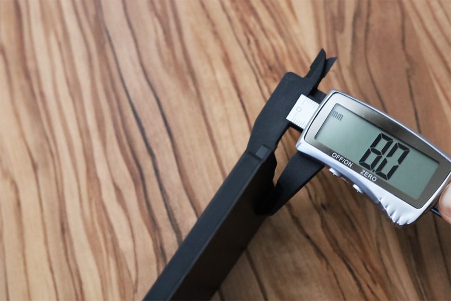 Zeprion クレカスキミング防止のスライド式ケースの厚みは0.8cm