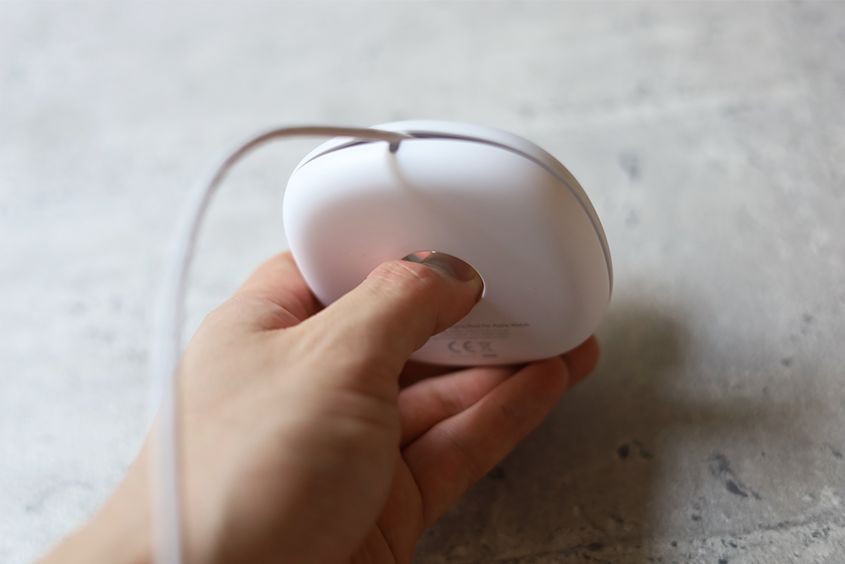 Anker Magnetic Charging Dockは背面から押すとドック部分が飛び出る