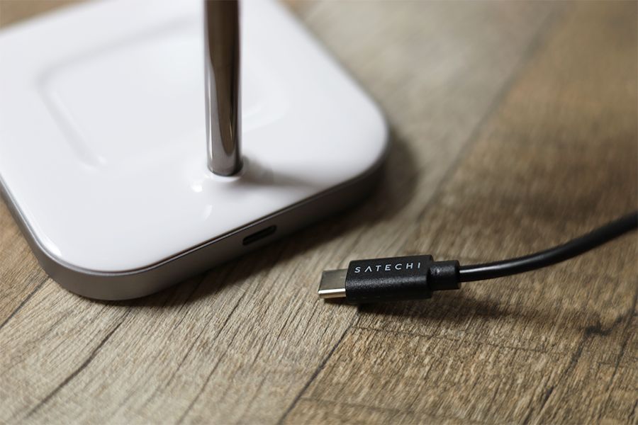 Satechi 2-in-1 MAGNETIC WIRESS CHARGING STANDは付属のケーブルを差し込むだけ