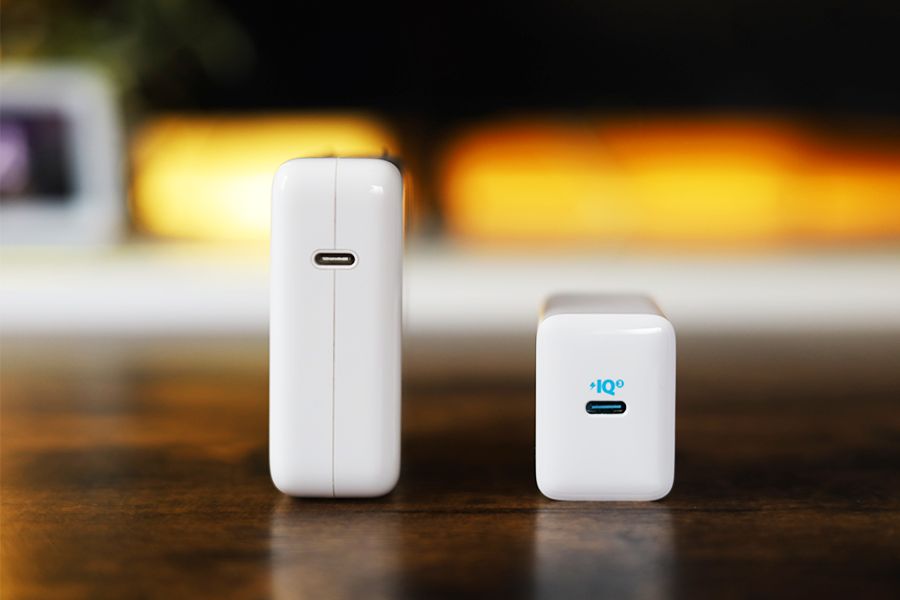Anker PowerPortⅢ65W Pod LiteとApple純正充電器61Wとポート部分を比較
