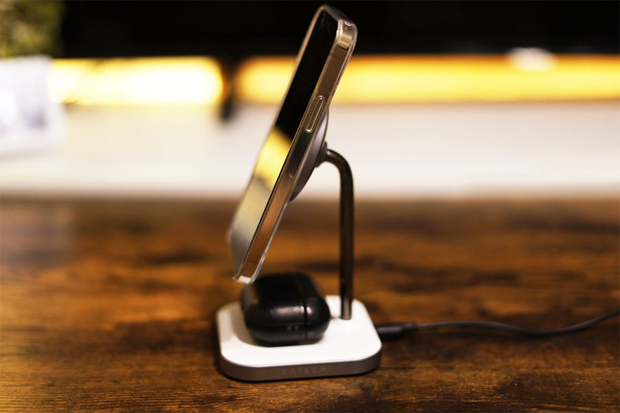Satechi 2-in-1 MAGNETIC WIRESS CHARGING STANDの2台同時充電時のサイド