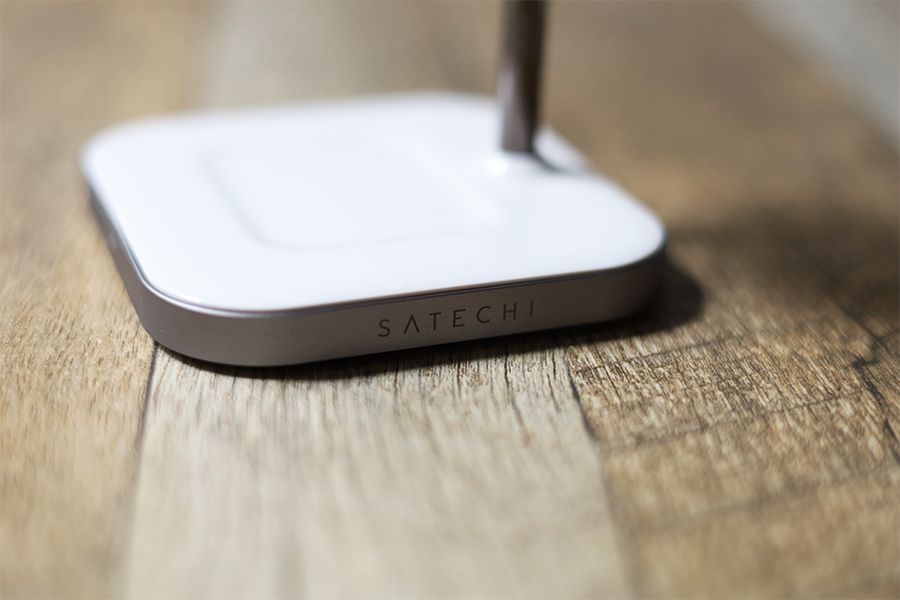 Satechi 2-in-1 MAGNETIC WIRESS CHARGING STANDの側面にSATECHIロゴあり