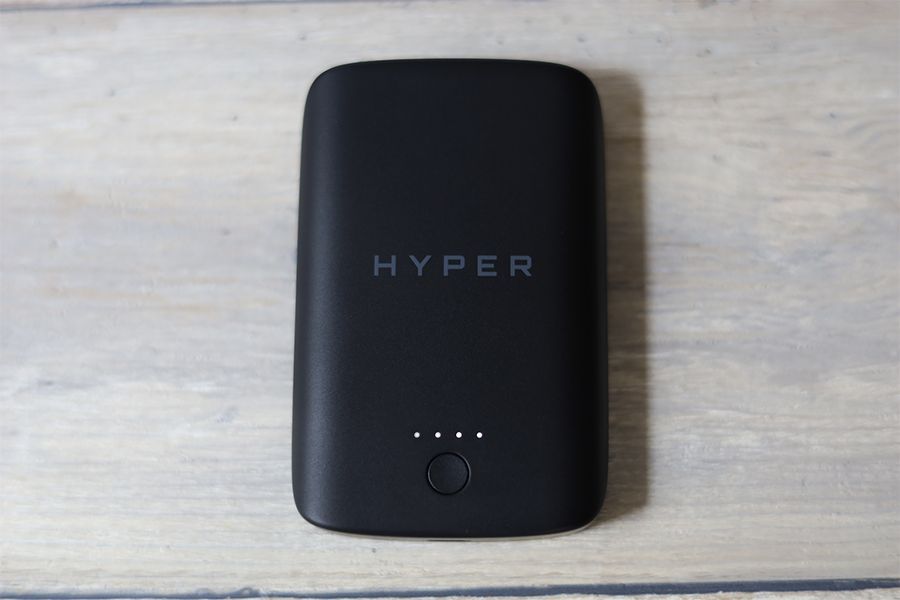 HyperJuice Magnetic Wireless Battery Packマグネットワイヤレスモバイルバッテリーの電源ボタンをおすとLEDインジケーターが光る
