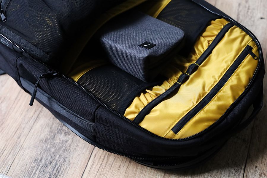 NATIVE UNION STOW LITE ORGANIZERのウェクスレイのバックパックに収まるマチ感