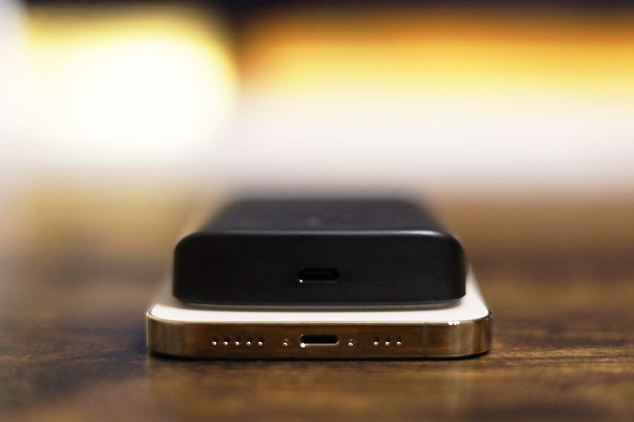 HyperJuice Magnetic Wireless Battery PackをiPhoneにつけてポート部分側を確認