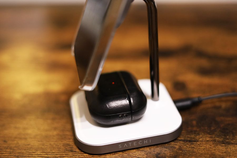【2-in-1】AirPods Pro用のワイヤレス充電器/充電スタンド2選ののSatechi 2-in-1 MAGNETIC WIRESS CHARGING STAND