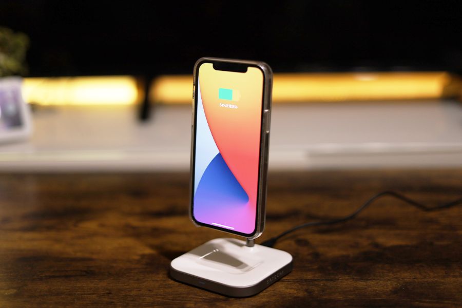 Satechi 2-in-1 MAGNETIC WIRESS CHARGING STANDはiPhoneを貼り付けるだけで充電できる