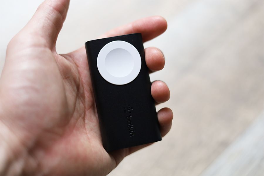Belkin BOOST CHARGE Apple Watch用モバイルバッテリーは手で握り込める
