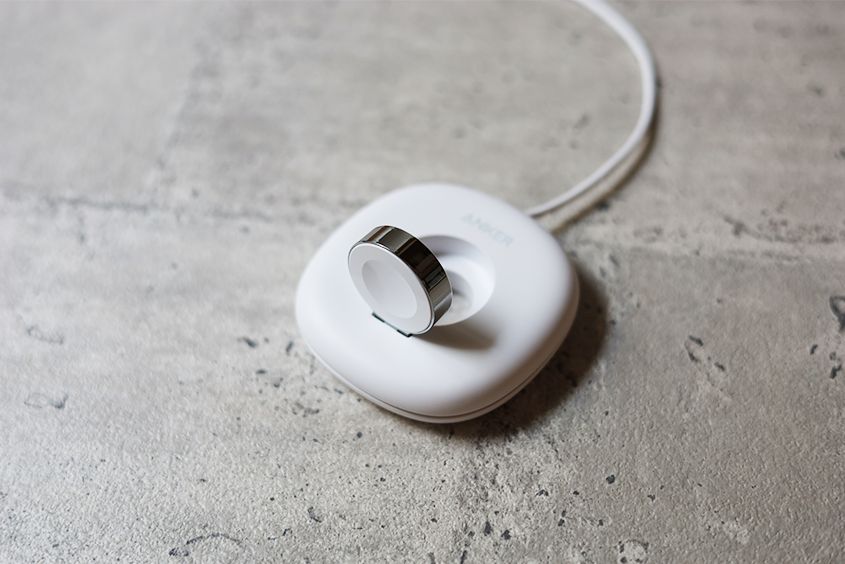 IAnker Magnetic Charging Dockの磁気充電ドック部分は周りがメタリック調