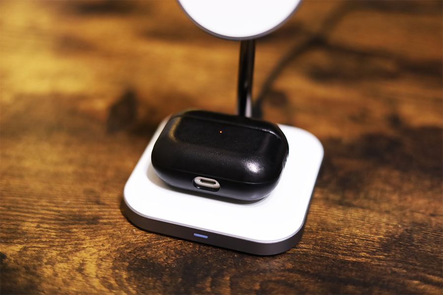 Satechi 2-in-1 MAGNETIC WIRESS CHARGING STANDはAirPods充電時の様子