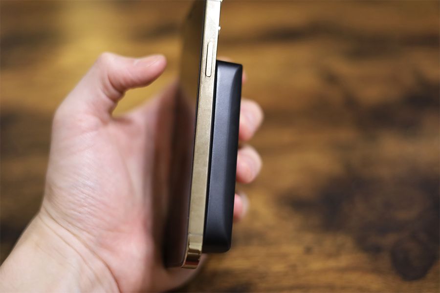 HyperJuice Magnetic Wireless Battery Packを装着した状態で操作の邪魔にならない