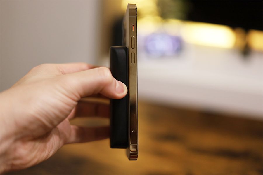 HyperJuice Magnetic Wireless Battery PackをiPhoneにつけてモバイルバッテリー側をもっても落ちない