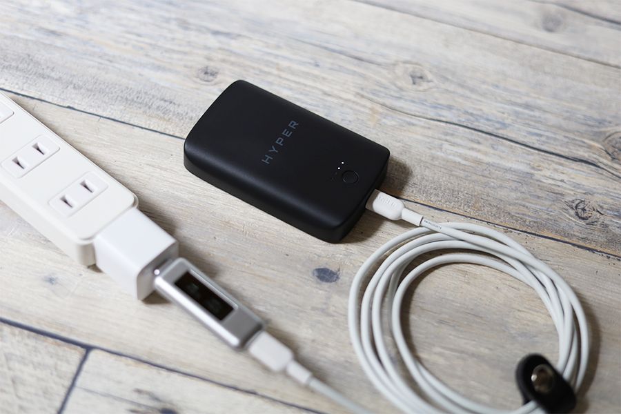 HyperJuice Magnetic Wireless Battery Packマグネットワイヤレスモバイルバッテリー本体を充電する
