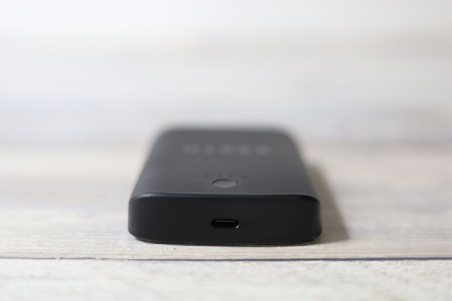 HyperJuice Magnetic Wireless Battery Packマグネットワイヤレスモバイルバッテリーのポート部分はUSB-Cで優先だと12Wで充電可能