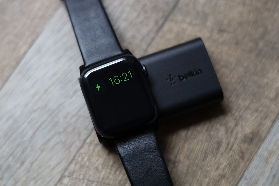 Belkin BOOST CHARGE Apple Watch用モバイルバッテリーでApple Watchを横向きで充電できる