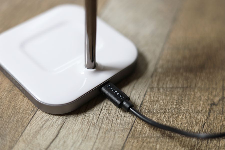 Satechi 2-in-1 MAGNETIC WIRESS CHARGING STANDの付属ケーブルを挿すと充電できる