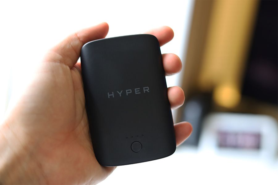 HyperJuice Magnetic Wireless Battery Packマグネットワイヤレスモバイルバッテリーは手に持てるサイズ感