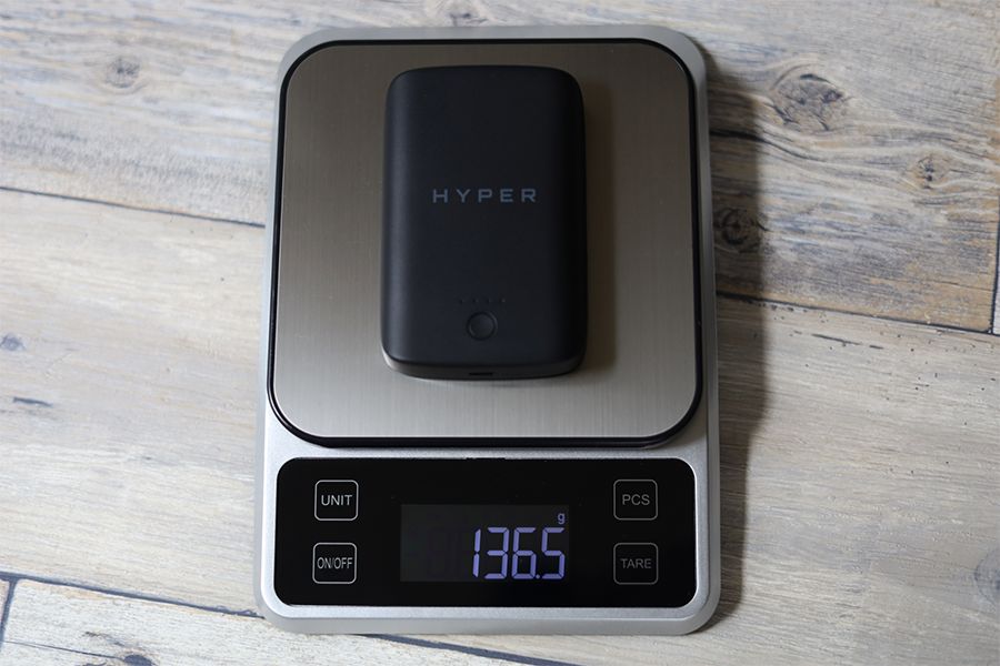 HyperJuice Magnetic Wireless Battery Pack マグネットワイヤレスモバイルバッテリーは約136g