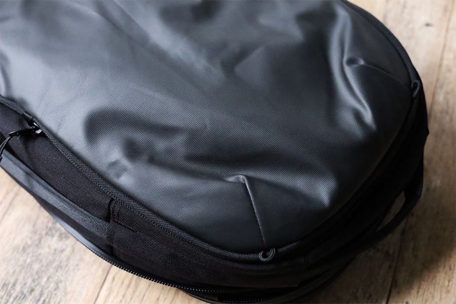 NATIVE UNION STOW LITE ORGANIZERはバックパックにキレイに収まる