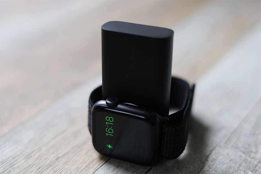 Belkin BOOST CHARGE Apple Watch用モバイルバッテリーは立てて充電もできる