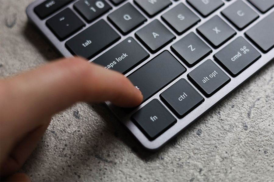 Satechi Slim X1 Bluetooth Backlit Keyboardの打鍵感はMagic Keyboardより沈み込むので打った感覚がある