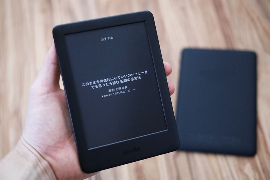 Kindleはさらさらしていてやや持ちにくい