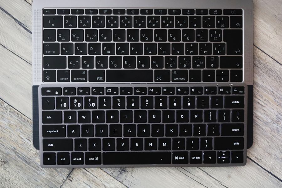 Satechi Slim X1 Bluetooth Backlit KeyboardとMagic Keyboardのサイズ感はMacBookのキーボード幅とほぼ変わらない