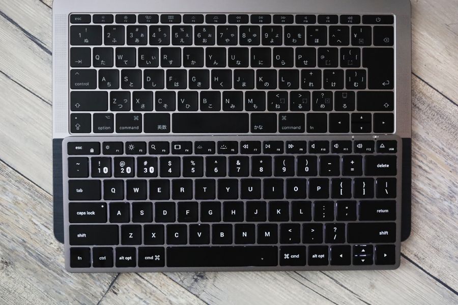 Satechi Slim X1 Bluetooth Backlit KeyboardとMagic Keyboardのサイズ感はMacBookのキーボード幅とほぼ変わらない