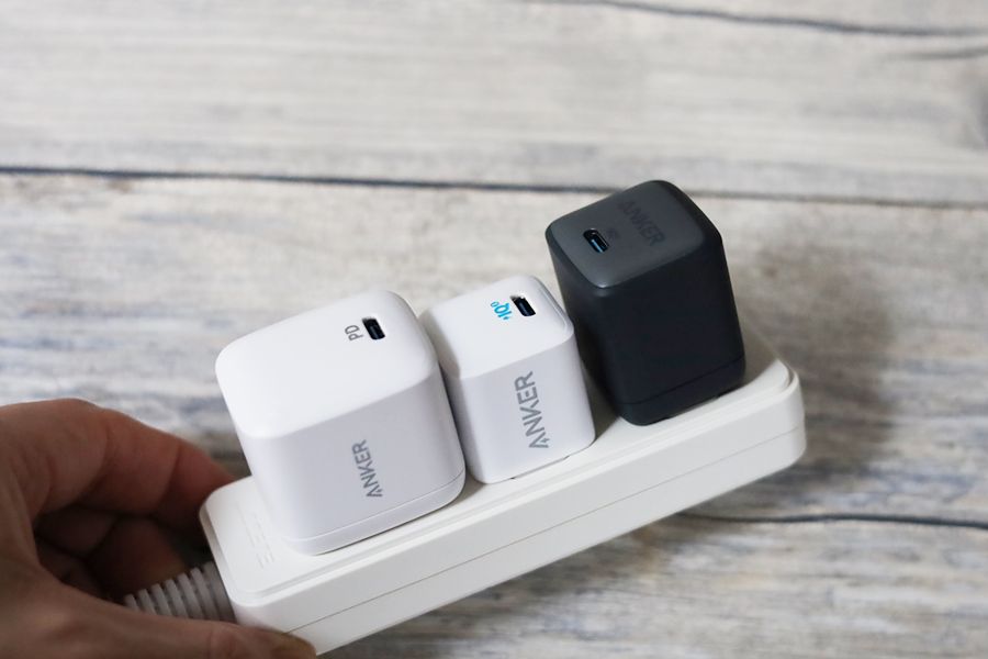 Anker Nano Ⅱ 30Wとその他充電器をケーブルにつなげた状態