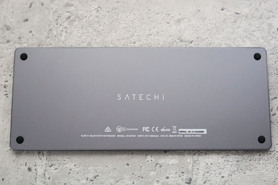 Satechi Slim X1 Bluetooth Backlit Keyboardの裏面にはSatechiロゴあり