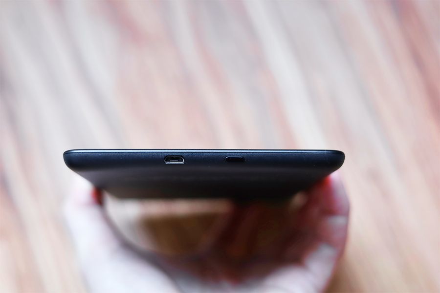 Kindleの下部にMicroUSB電源と物理電源ボタンあり