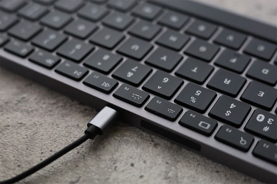Satechi Slim X1 Bluetooth Backlit Keyboardに付属のUSB−Cケーブルを挿すだけで充電できる