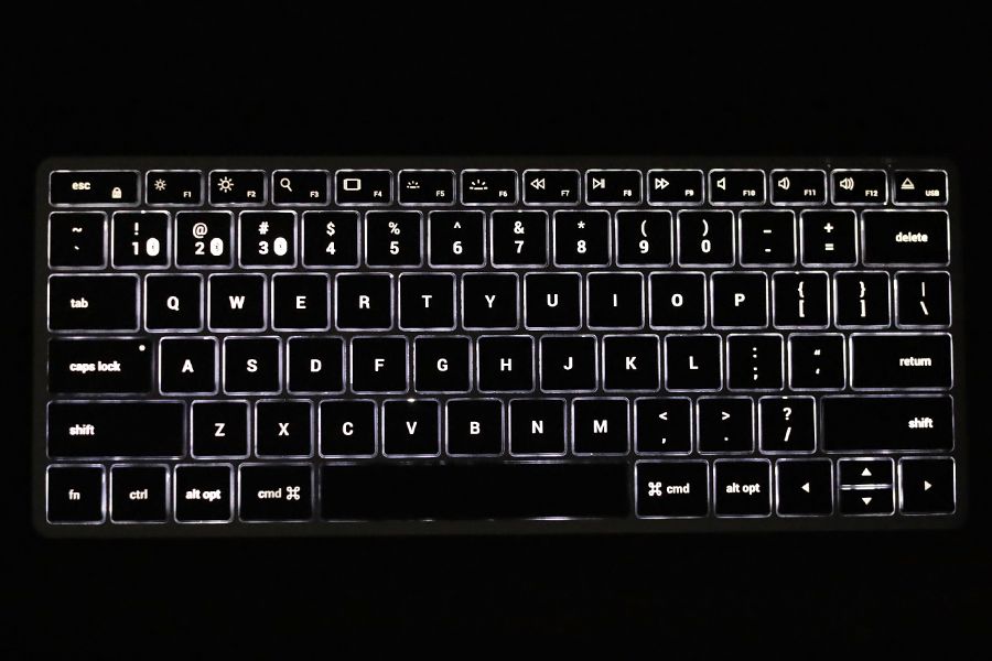 Satechi Slim X1 Bluetooth Backlit Keyboardのバックライトが便利でおしゃれ
