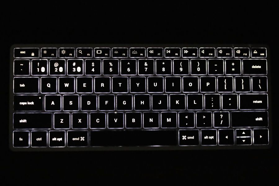 Satechi Slim X1 Bluetooth Backlit Keyboardのバックライトが便利でおしゃれ