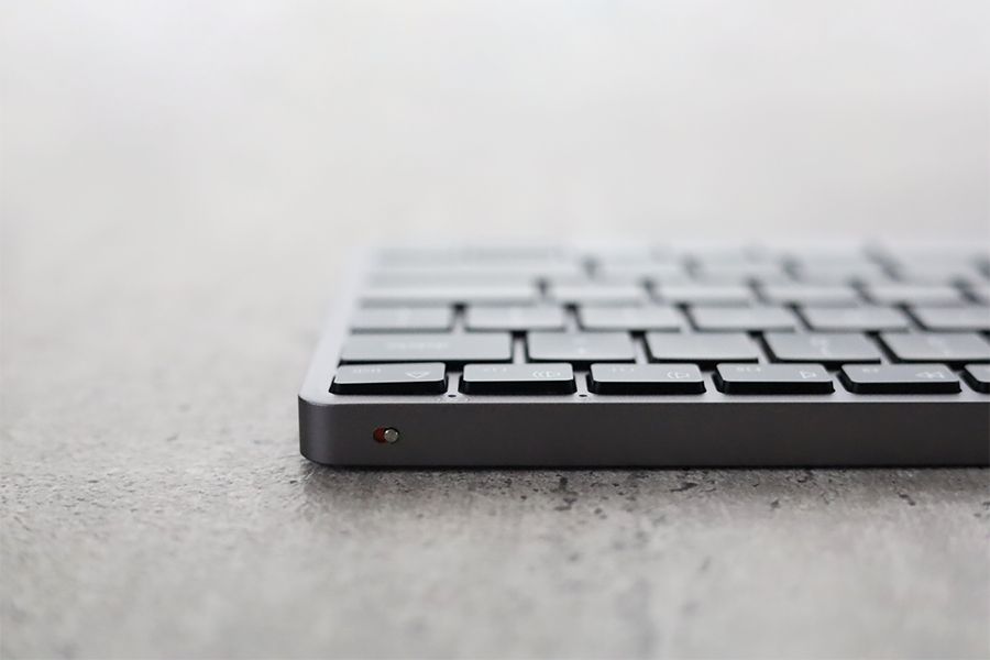 Satechi Slim X1 Bluetooth Backlit KeyboardとMagic Keyboardの電源ボタンは背面の向かって左側にある