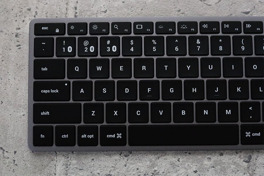 Satechi Slim X1 Bluetooth Backlit Keyboardの比較の左半分